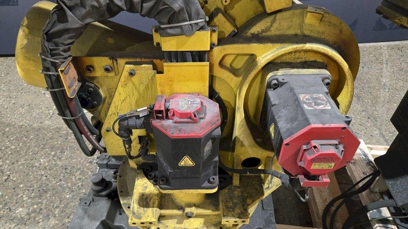 FANUC R-2000IB/210F + R30IB ROBOT ARM AND CONTROL CABINET USED