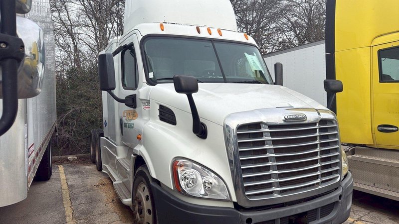 Freightliner Cascadia Day Cab LNG, 2014 – Cummins ISX12 G 400 HP, 10 Speed, Natural Gas Tractor