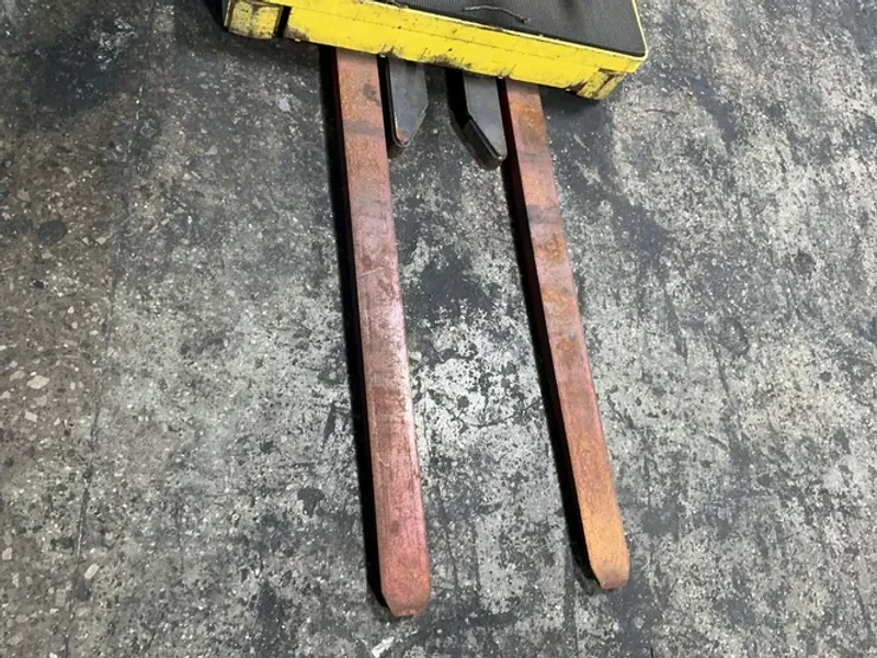 HYSTER 3000 LBS ORDER PICKER  -  R30XM3