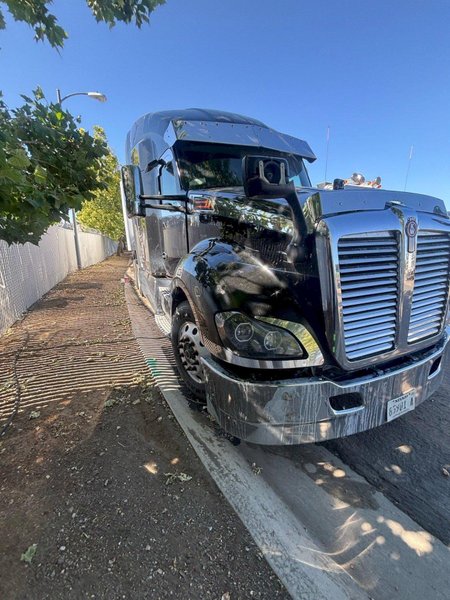 Kenworth T800 Sleeper Truck, 2019 – Heavy-Duty 6×4 Semi Tractor, Cummins/PACCAR Power, Sleeper Cab