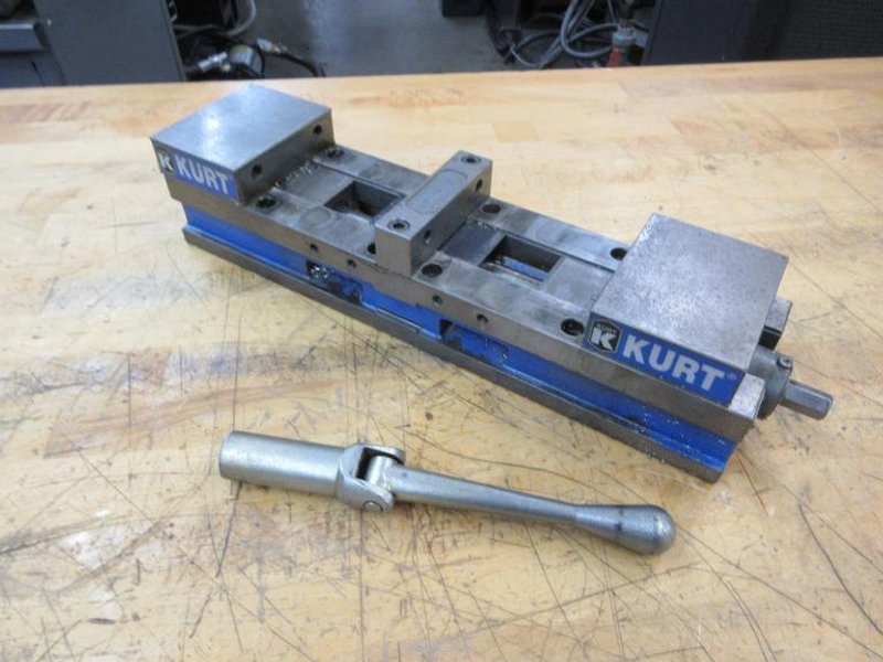 Kurt DL-400 4&quot; Double Lock Machine Vise with Handle- Auction Item