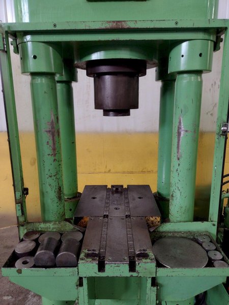 300 TON KOHSHIN MODEL #300TF HYDRAULIC 4-POST PRESS 6.5" STROKE: STOCK #16214