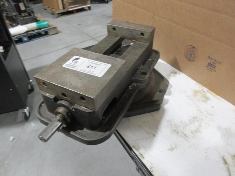 Kurt D-60 6" Machine Vice w/ Swivel Base- Auction Item
