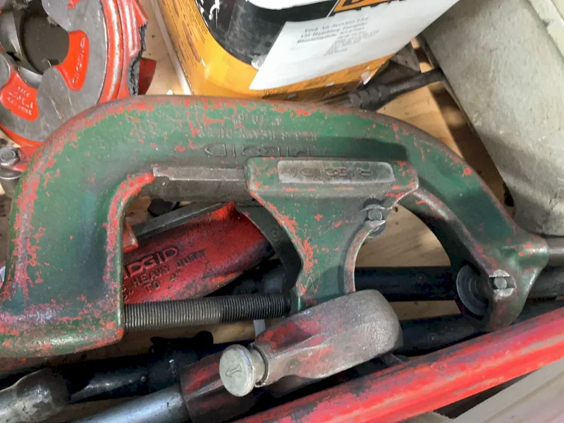 RIDGID PIPE THREADER  W/ TOOLING  -  400