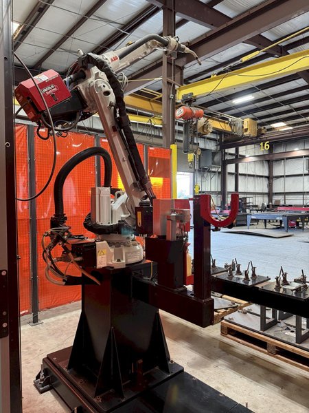 LINCOLN ELECTRIC ROBOT WELDING SYSTEM WITH ABB 6 AXIS ROBOT, 300 KG HEAD AND TAILSTOCK, LINCOLN R450 WELDING, 2021