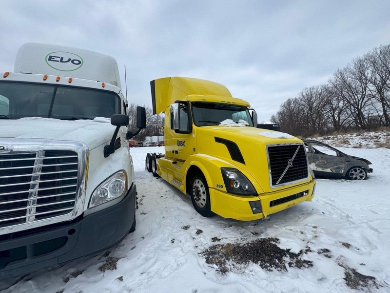 2016 Volvo VNL 760 Sleeper Semi Truck – Volvo D13 455HP, I-Shift 12-Speed Automatic, 77″ High-Rise Sleeper, Tandem Axle Highway Tractor
