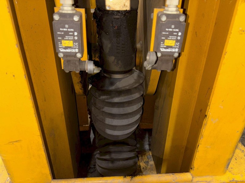 (4) 20 TON (160,000 LBS TOTAL) RAILWAY / NEUERO HEAVY DUTY MOBILE VERTICAL LIFT JACKS: YOBRO #23870