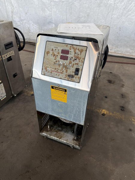 ADVANTAGE ENGINEERING WATER-CIRCULATING TEMPERATURE CONTROL UNIT. STOCK # 1116224