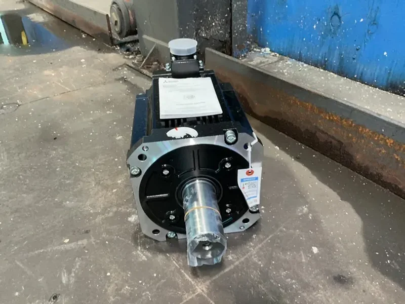 MITSUBISHI ELECTRIC 61 AMPS AC SERVO MOTOR   -  HG-JR11K1M
