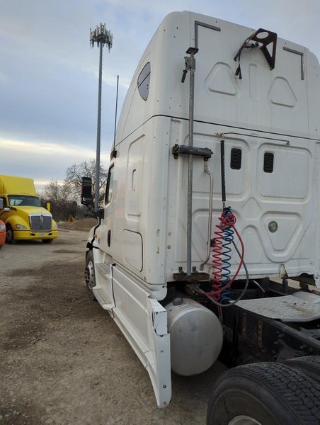 2013 Freightliner Cascadia 1FUJGLDR2DSBR0061