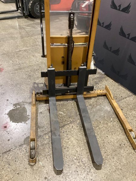 BIG JOE M-22-62 2200 lbs Capacity Electric Pallet Jack USED