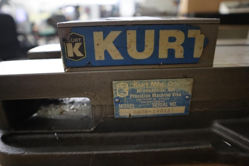 Kurt D-675 6" Machine Vise with Handle- Auction Item