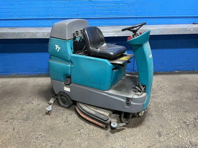 TENNANT 31 GALLONS FLOOR SCRUBBER   -  T7