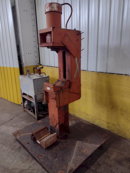 (2) HYDRAULIC PIPE VISES WITH HYDRAULIC POWER UNIT: STOCK 17506