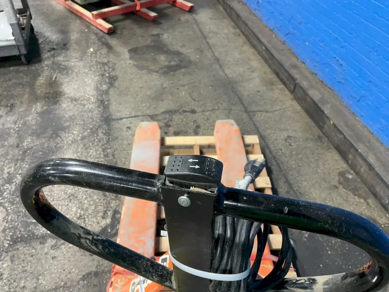 PRESTO 2200 LBS ELECTRIC PALLET JACK  -  PSL-22/27-E