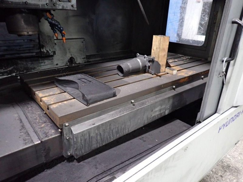 HYUNDAI WAI CORPORATION 33" X 25.5" CNC VMC  -  VX650/40