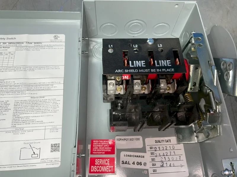 GE ABB 30 AMPS HEAVY DUTY SAFETY SWITCH   -  THN3321