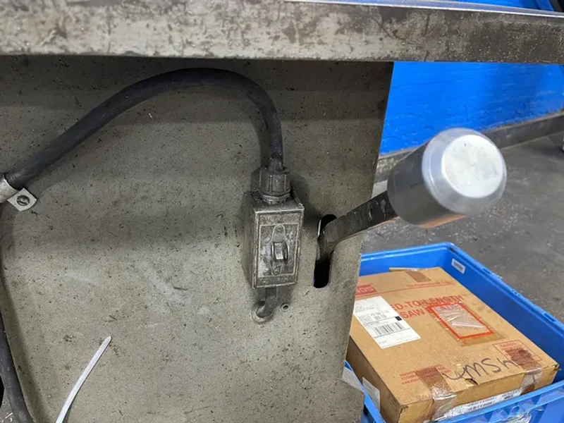 ROLL-IN 18.5” X 30.5” VERTICAL BAND SAW