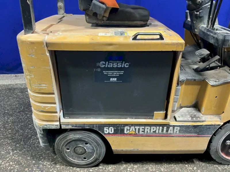 CATERPILLAR 5000 LBS ELECTRIC FORKLIFT  -  2E025