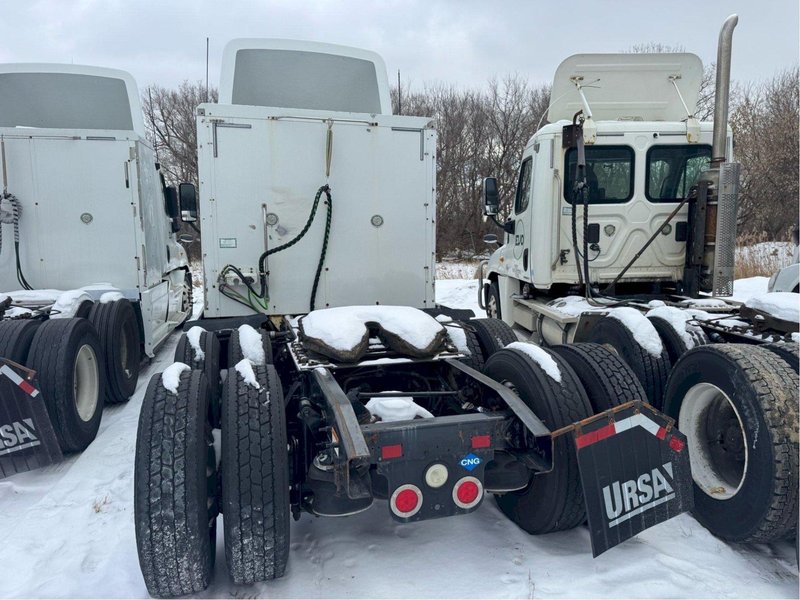 2014 Freightliner Cascadia Day Cab Semi Truck w/ APU – Detroit DD15 455HP, Eaton Fuller 10-Speed, Tandem Axle Class 8 Highway Tractor