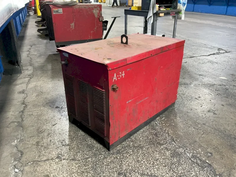 LINCOLN ELECTRIC 600 A WELDER  -  IDEALARC DC-600