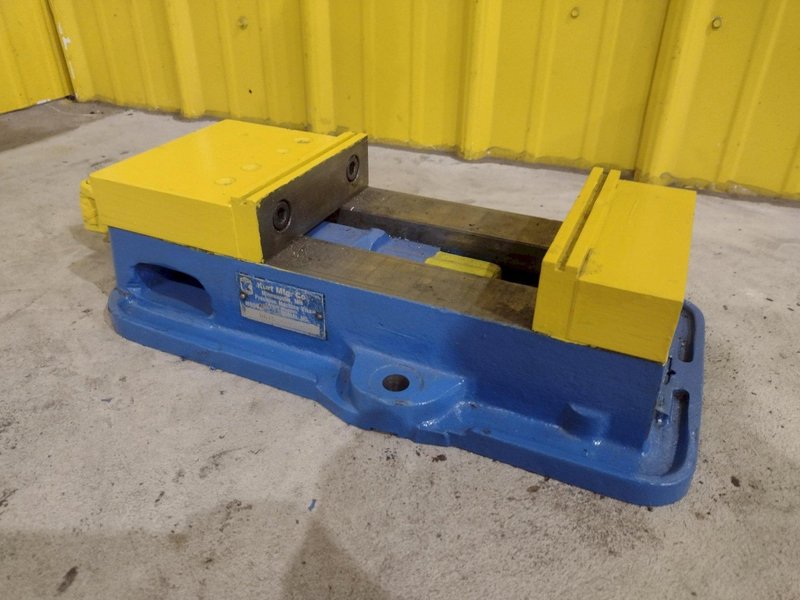 6&quot; KURT MODEL #D675 PRECISION MACHINE VISE W/ SWIVEL HANDLE: STOCK #23447