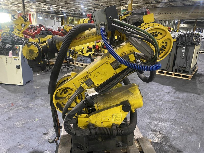 FANUC – R-2000i/165F w/ R-J3iB Controls PARTS ONLY