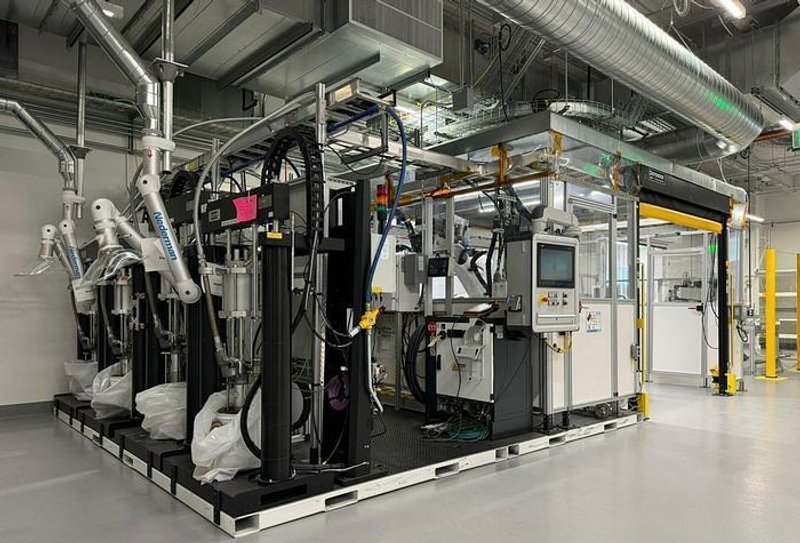 KUKA KR60-3 6-Axis Robotic Adhesive Dispensing Work Cell, 2020 – Atlas Copco Metering and Dosing System