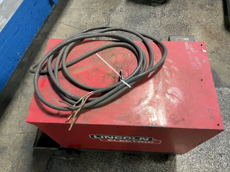 LINCOLN ELECTRIC 600 A WELDER  -  IDEALARC DC-600