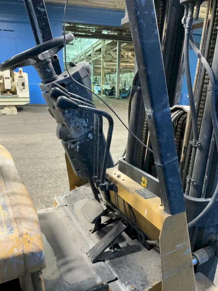 CATERPILLAR 1600 LBS ELECTRIC FORK LIFT   -  2EC25