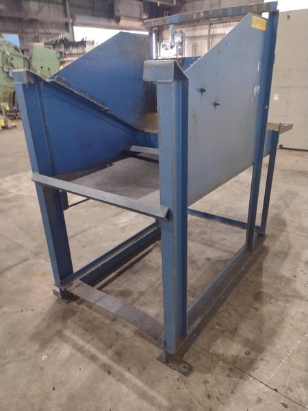 GRAVITY BIN / HOPPER DUMP OUT FEEDER STAND: YOBRO #25387