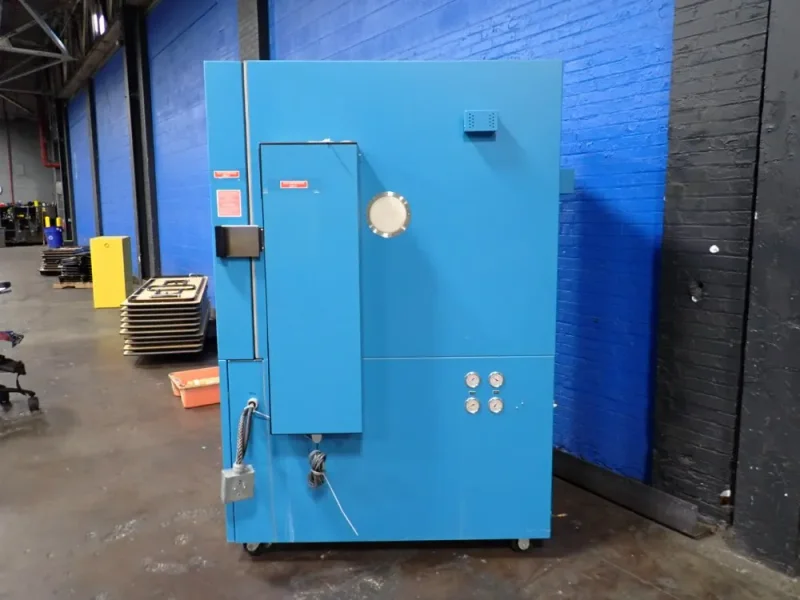 THERMOTRON 37 AMPS ENVIROMENTAL TEST CHAMBER  -  SM-27