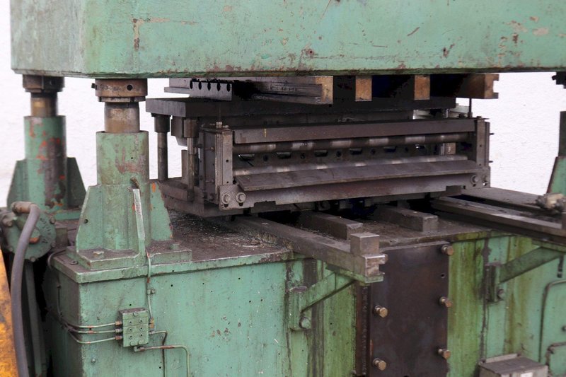 125 TON B &amp; K 4 POST CUT OFF PRESS: STOCK #73626