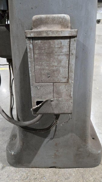 BRIDGEPORT 153367 VERTICAL MILL 1 1/2 HP 3 PH 230 V USED