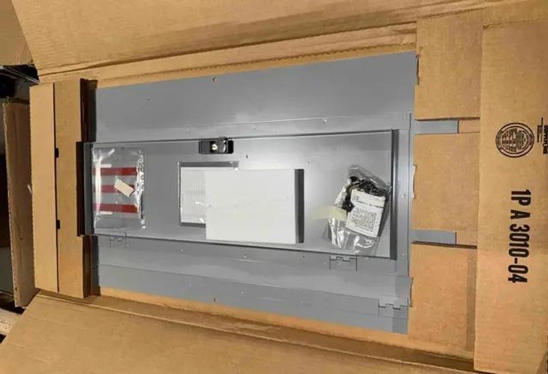 250 AMP SIEMENS CIRCUIT BREAKER PANEL WITH COVER: STOCK #23726