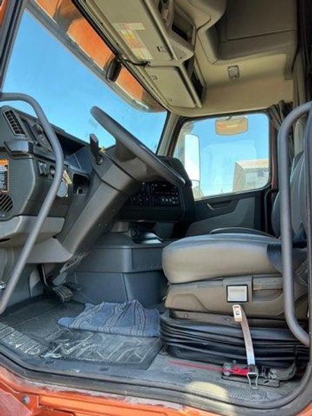 2022 Volvo Trucks VNL 64T860 Sleeper – D13, I-Shift, 6×4,