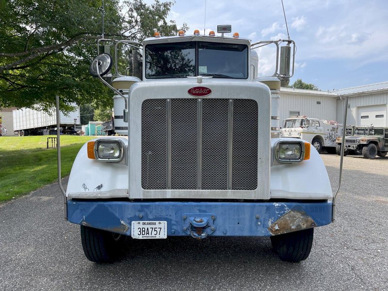 2010 Peterbilt 367 Flat Top w/36” Sleeper