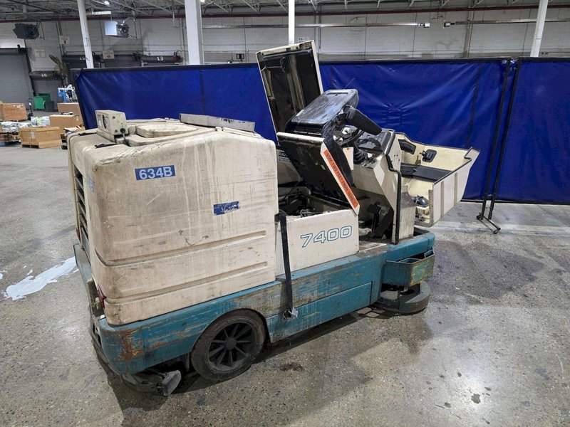 TENNANT 7400 LP FLOOR SCRUBBER USED NEEDS NEW BATTERY