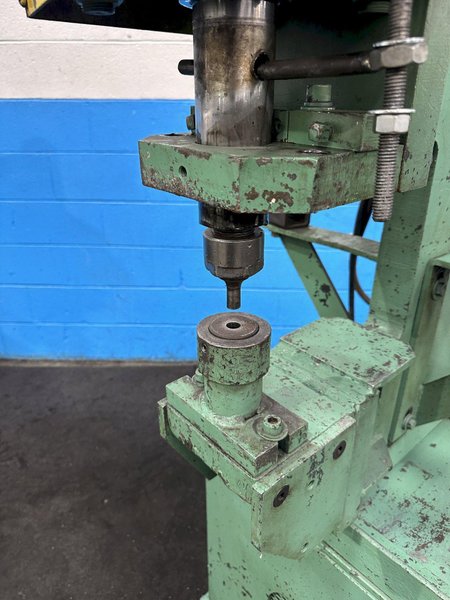 40 TON IRON CRAFTER HYDRAULIC C FRAME PUNCH:  STOCK #77244