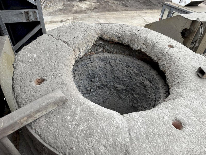 Lindberg model 61-mnp-400-g 400# gas fired motorized nose pour furnace with gas system and blower and controls