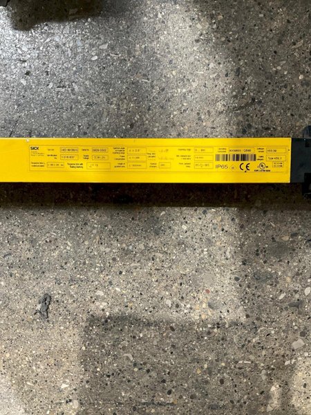 SICK C40E-1801DB010 SAFETY LIGHT CURTAIN EMITTER USED