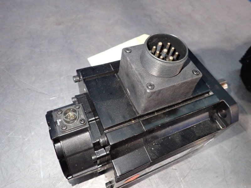 OMRON 0.9 KW AC SERVO MOTOR  -  R88M-K90010F-BS2