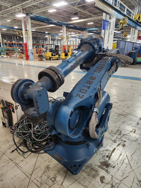 FANUC 2000IC 210F A05B-1333-B205 W/ R-30IB PLUS CONTROLS A05B-2635-B028 USED
