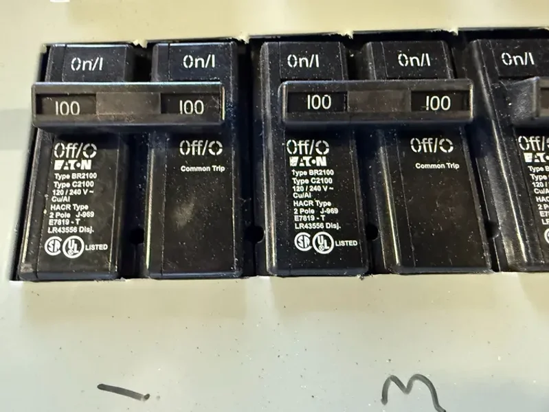 EATON PUB52881 400 AMP Main Breaker Load Center USED