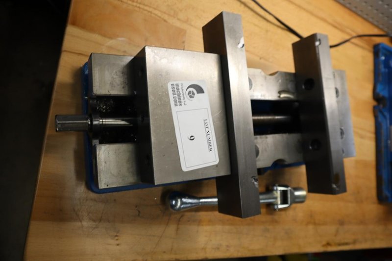 Kurt DX6 6&quot; Machine Vise, Steel Jaws, Handle- Auction Item