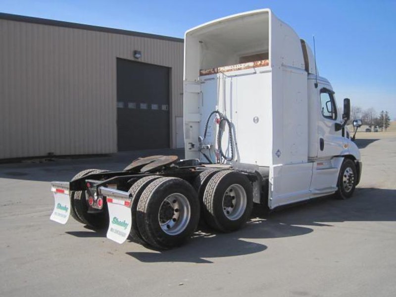 2015 Freightliner Cascadia Day Cab LNG – Cummins ISX12 G 400 HP, 10 Speed, Natural Gas Tractor