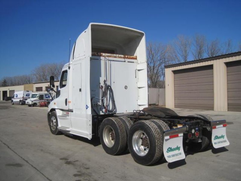 2015 Freightliner Cascadia Day Cab LNG – Cummins ISX12 G 400 HP, 10 Speed, Natural Gas Tractor