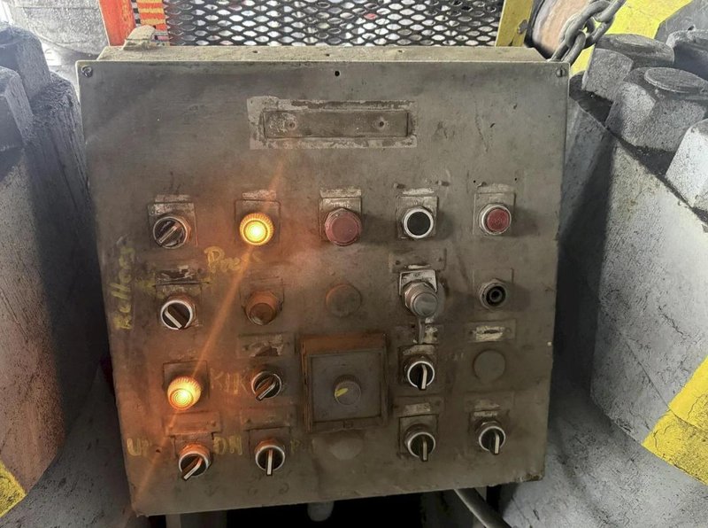 2000 TON HEAVY DUTY 4-POST HYDRAULIC PRESS. STOCK # 0543726