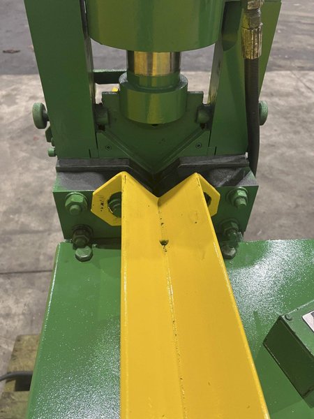 18 TON X 4" X 4" X 1/4" W.A. WHITNEY MODEL #606-250 HYDRAULIC ANGLE SHEAR: STOCK #22155