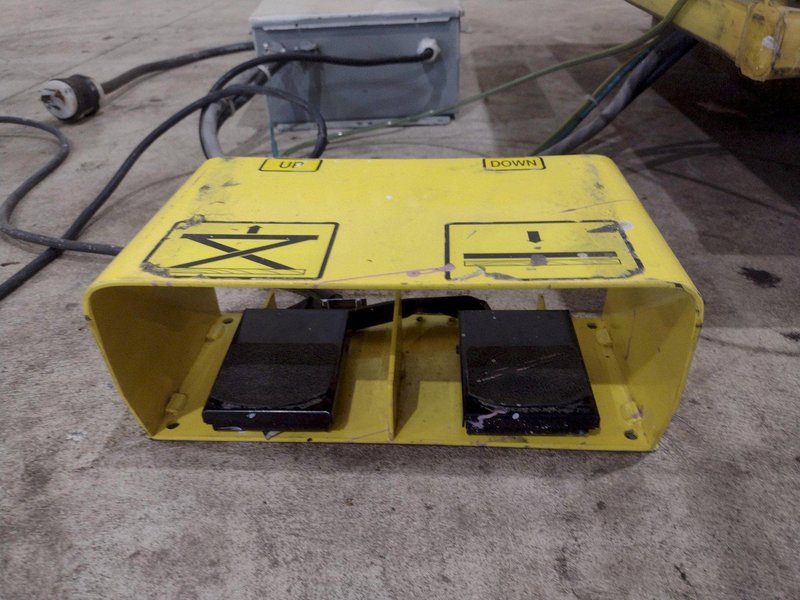 3500 LB X 60" X 36" SOUTHWORTH HYDRAULIC SCISSOR LIFT TABLE WITH ROLLER TOP: STOCK #20932